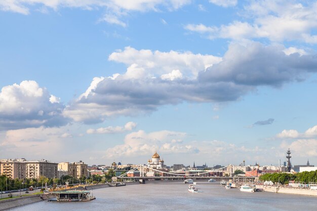 Photo ville de moscou avec le pont de crimée et la rivière moskva