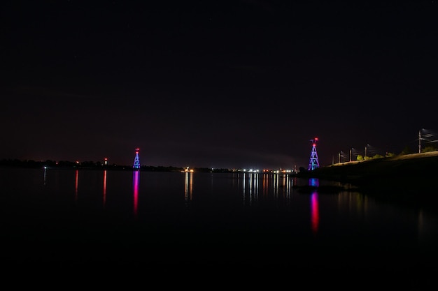 La ville de Nijni Novgorod brille la nuit