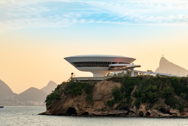 Ville de Niteroi État de Rio de Janeiro Brésil Amérique du Sud Beach et MAC Musée d'Art Contemporain par l'architecte Oscar Niemeyer