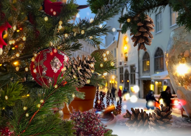 Ville de Noël, décoration, confettis d'or de boule rouge de rue d'hiver, illumination et pin