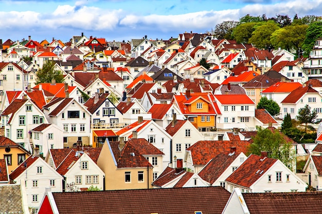 Ville norvégienne traditionnelle avec des maisons construites à proximité les unes des autres