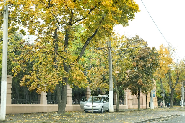 Ville nuageuse d'automne avec un paysage de voiture garée