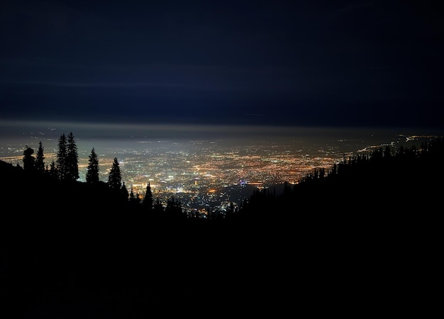 Ville de nuit au ciel étoilé