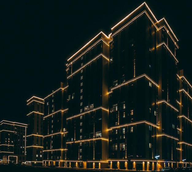 Ville de nuit Maison résidentielle moderne à plusieurs étages avec infrastructure urbaine d'éclairage Complexe résidentiel de luxe GlowintheDark Beau fond