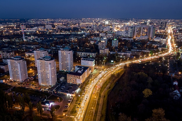 Ville de nuit photographiée du ciel.