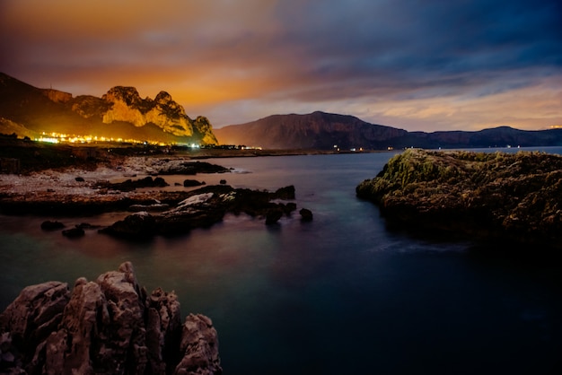 Ville avec une nuit sur la plage.