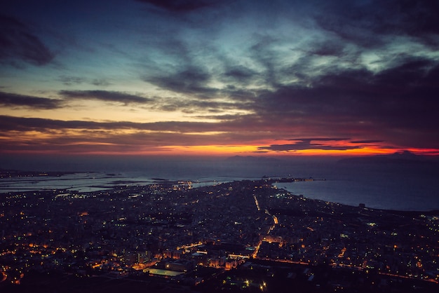 Ville avec une nuit sur la plage