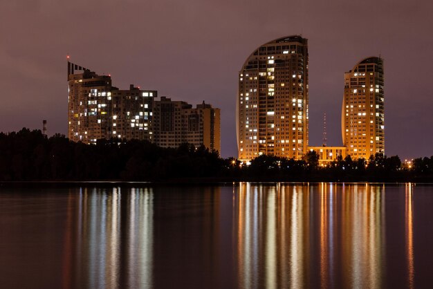 Ville de nuit avec reflet de maisons dans la rivière