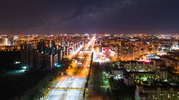 Ville de nuit sous le ciel étoilé