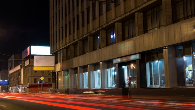 Ville de nuit avec une voiture qui passe