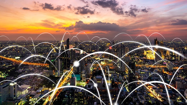Ville numérique intelligente avec graphique abstrait de la mondialisation montrant le réseau de connexion