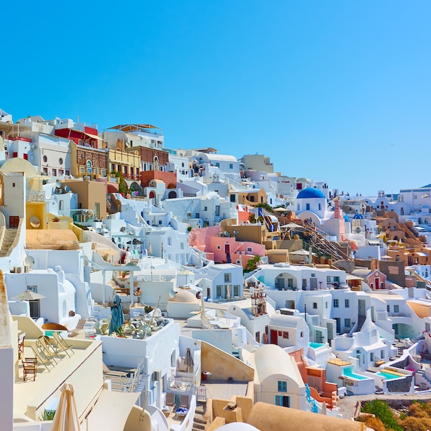 Ville d'Oia sur l'île de Santorin en Grèce. Bâtiments sur la pente