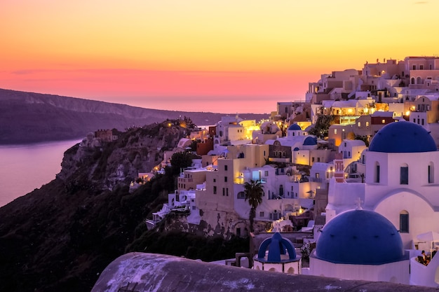 Ville d'Oia sur l'île de Santorin la nuit Grèce