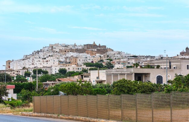 Ville d'Ostuni dans les Pouilles Italie