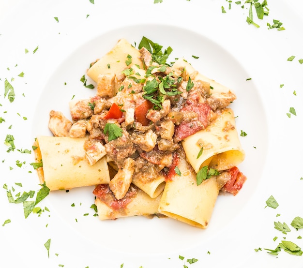 Ville d'Otrante, région des Pouilles, au sud de l'Italie. Pâtes traditionnelles Paccheri à l'espadon, servies avec tomate, persil, huile d'olive. Lumière du jour, véritable restaurant à Otrante.