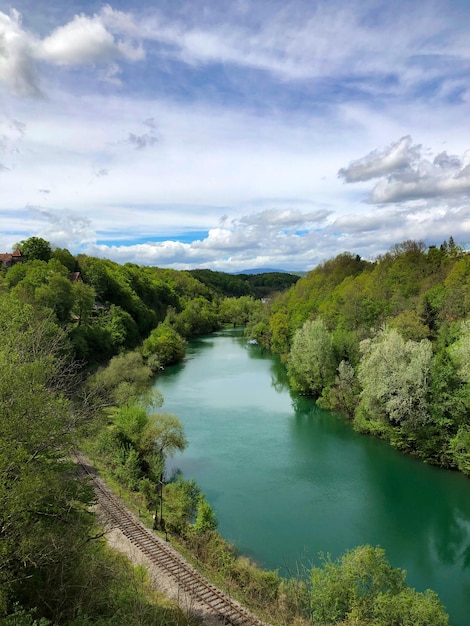 Photo la ville d'ozalj, rivière kupa en croatie