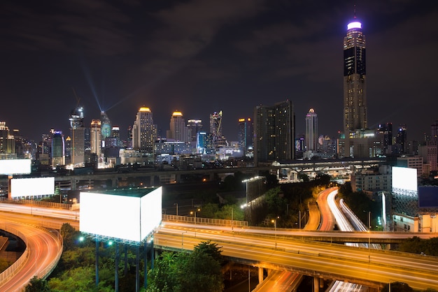 Ville panoramique de Bangkok, bâtiment moderne du quartier des affaires avec voie rapide au centre-ville