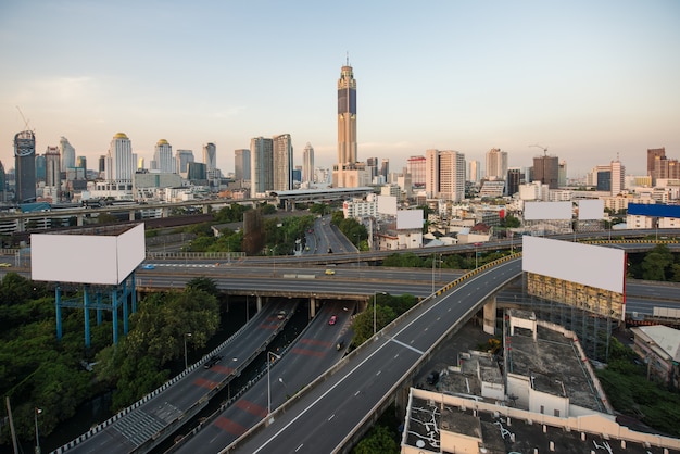 Ville panoramique de Bangkok construisant le quartier des affaires moderne