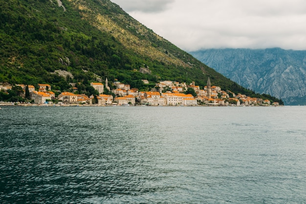 Ville de Perast. Monténégro. Ville de Perast dans la baie de Kotor