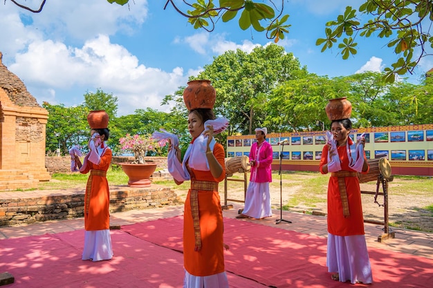 Ville de Phan Thiet VIETNAM 2 SEPTEMBRE 2022 Danse traditionnelle de Cham girl au temple Po Sah Inu Cham est l'un des groupes minoritaires au Vietnam Ils sont aussi appelés Champa people Travel concept