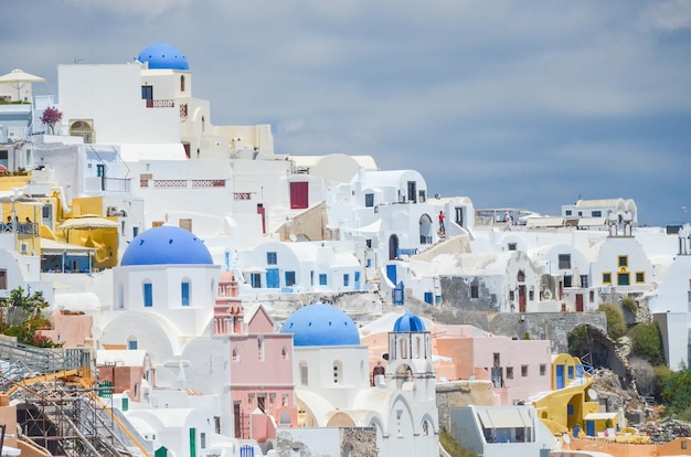 Une ville pittoresque sur la colline de Santorin