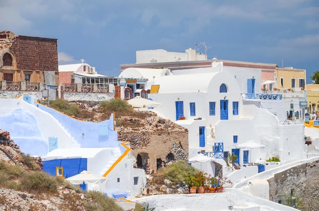 Une ville pittoresque sur la colline de Santorin