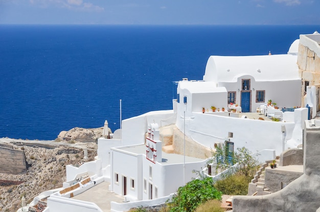 Une ville pittoresque sur la colline de Santorin