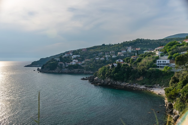 La ville pittoresque est située sur le versant côtier de la montagne.