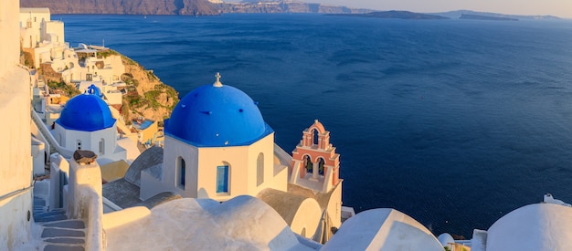 Ville pittoresque Santorin au coucher du soleil Grèce