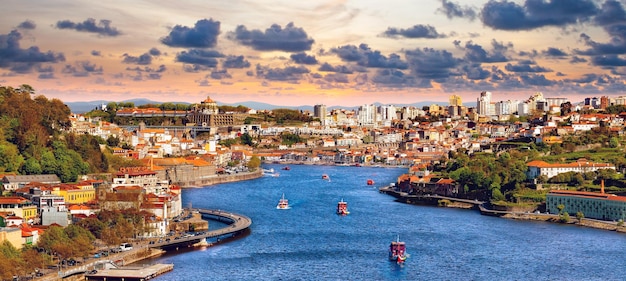 La ville de Porto et Ribeira sur le Douro depuis Vila Nova de Gaia au Portugal