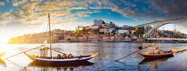 La ville de Porto et Ribeira sur le Douro depuis Vila Nova de Gaia au Portugal