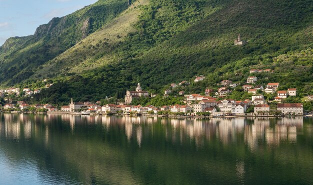 Ville de Prcanj sur la baie de Kotor au Monténégro