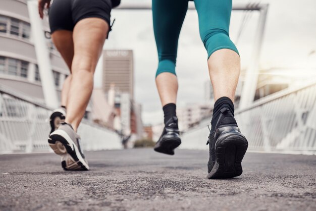 Ville de remise en forme ou jambes en cours d'exécution d'entraînement ou d'exercice cardio sur le pont de New York pour un marathon Zoom coureurs ou amis athlètes avec un état d'esprit de motivation sportive ou de résilience pour les objectifs