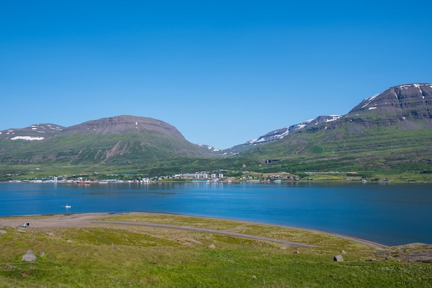 Ville de Reydarfjordur dans l'est de l'Islande