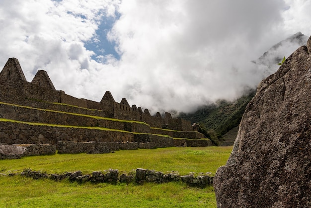 La ville en ruine au sommet des montagnes Machu Picchu