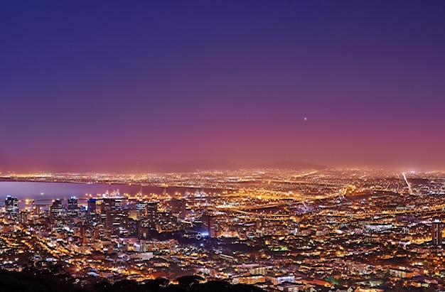 La ville s'anime la nuit Vue d'un paysage urbain la nuit