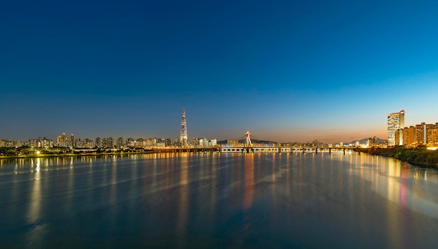 La ville de Séoul la nuit en Corée du Sud