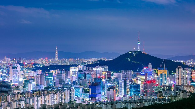 La ville de Séoul la nuit en Corée du Sud