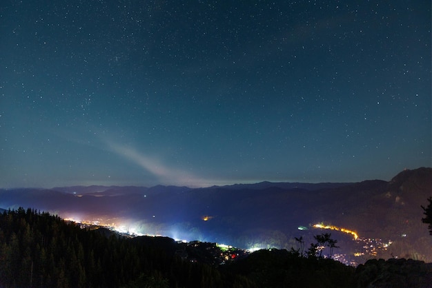 Ville de smolyan avec des lumières sous un ciel étoilé