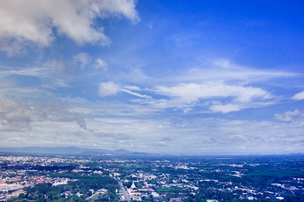 Ville sous le ciel bleu.