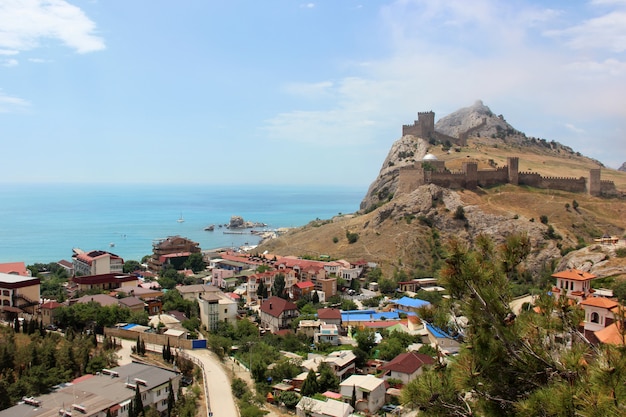 La ville de Sudak sur la mer Noire, la vue sur la forteresse génoise.