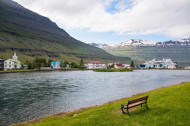 Ville de Syedisfjordur dans l'est de l'Islande