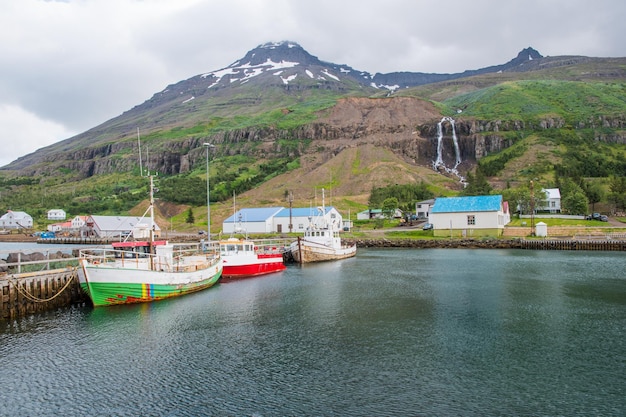 Ville de Syedisfjordur dans l'est de l'Islande