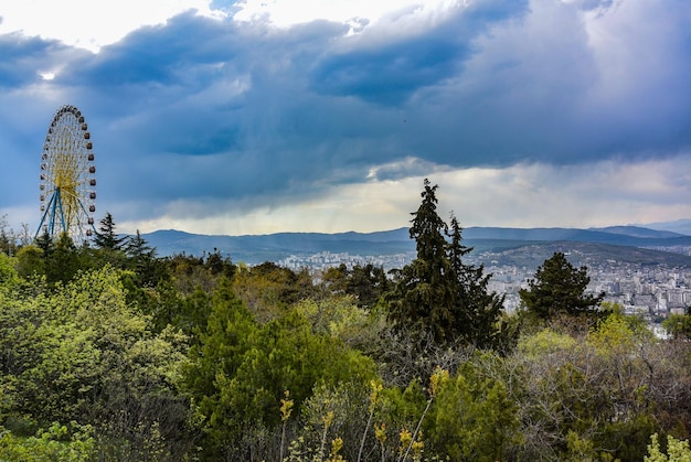 La ville de Tbilissi Géorgie 28 avril 2019 Vue de la grande roue de Tbilissi depuis le sommet de la montagne Mtatsminda Paysage du soir