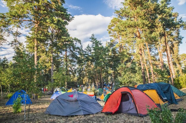 Ville de tentes dans la forêt en Ukraine