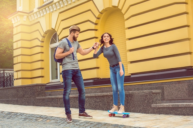 La ville de touristes de jeunes couples marchent ensemble des vacances