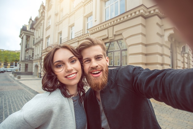 La ville de touristes de jeunes couples marchent ensemble des vacances