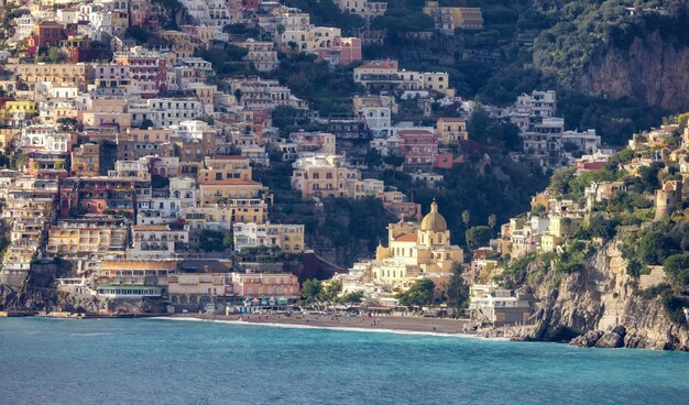 Ville touristique Positano sur falaises rocheuses et paysage de montagne au bord de la mer côte amalfitaine Italie