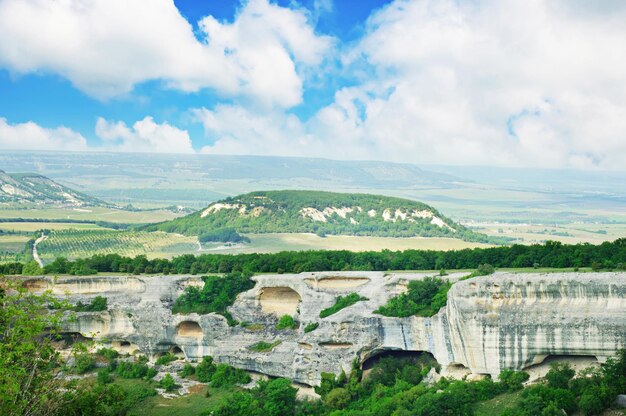 Ville troglodyte d'Antient Eski Kermen dans les montagnes de Crimée, Ukraine