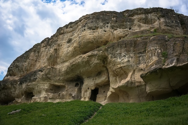 Ville troglodytique Tepe-Kerman en Crimée. La ville antique parmi les rochers sur le fond d'une chaîne de montagnes